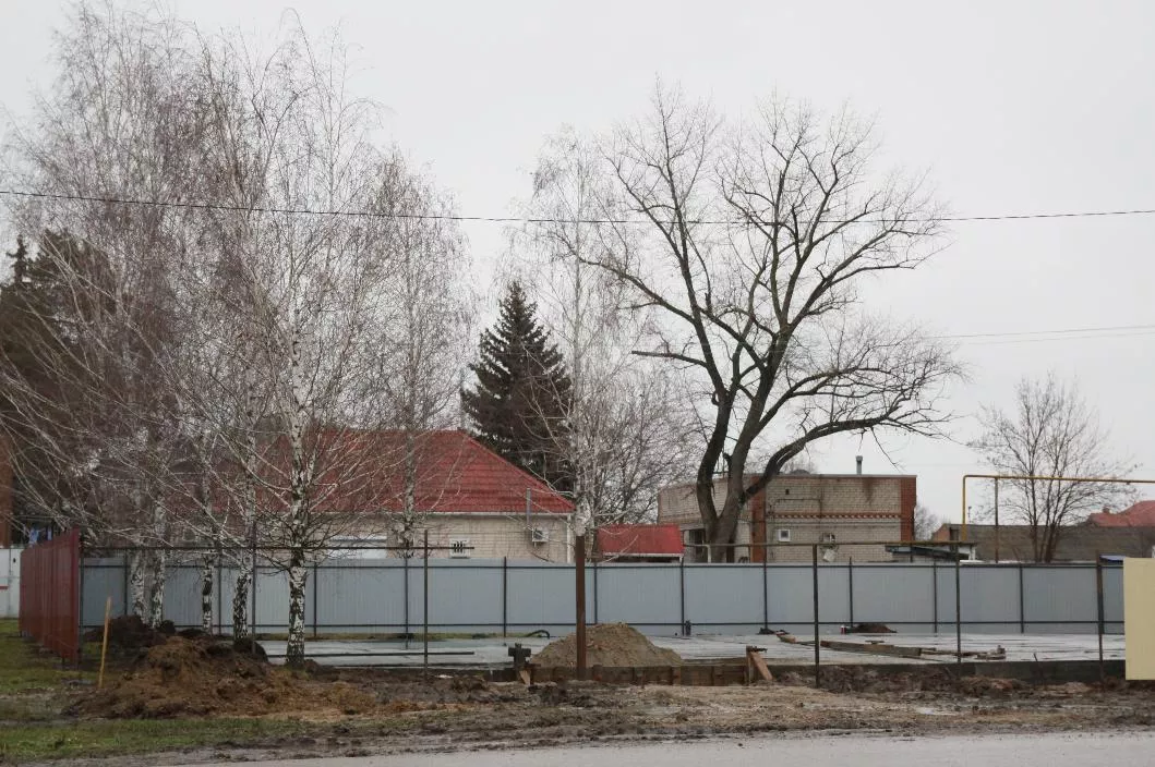 Стройка на территории народной рощи в станице Новопокровской Стройка на территории народной рощи в станице Новопокровской