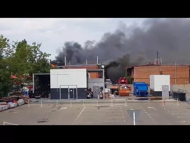 На Московской в Краснодаре горит склад