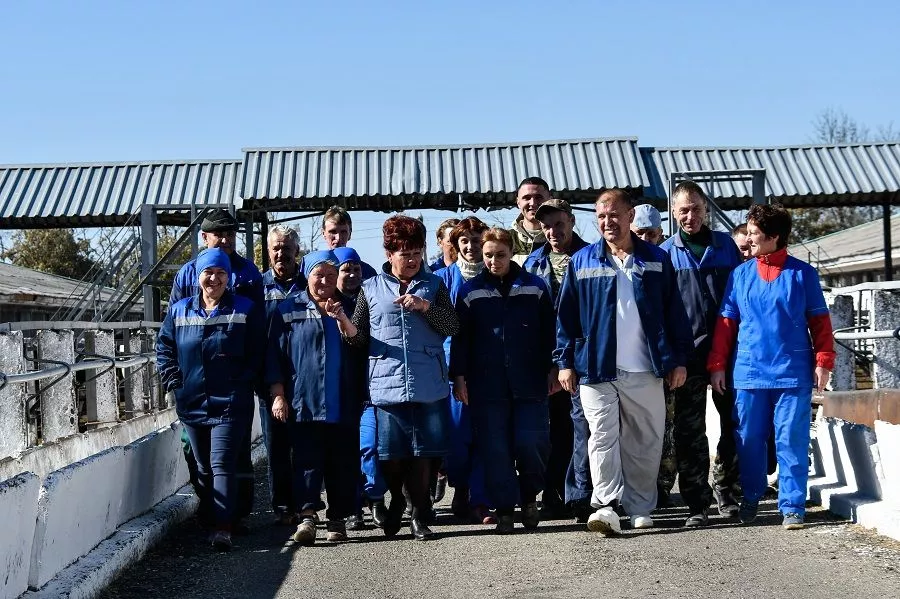 "Молодые энергичные люди, которые всегда в поиске, привнесли многое, очень многое, чтобы молочный комплекс заработал на современном уровне". "Молодые энергичные люди, которые всегда в поиске, привнесли многое, очень многое, чтобы молочный комплекс заработал на современном уровне".