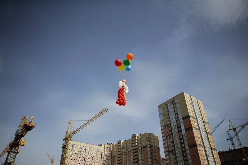 Праздник в «Губернском» прошел в лучших традициях народных уличных гуляний – со скоморохами, ходулистами и народными забавами.