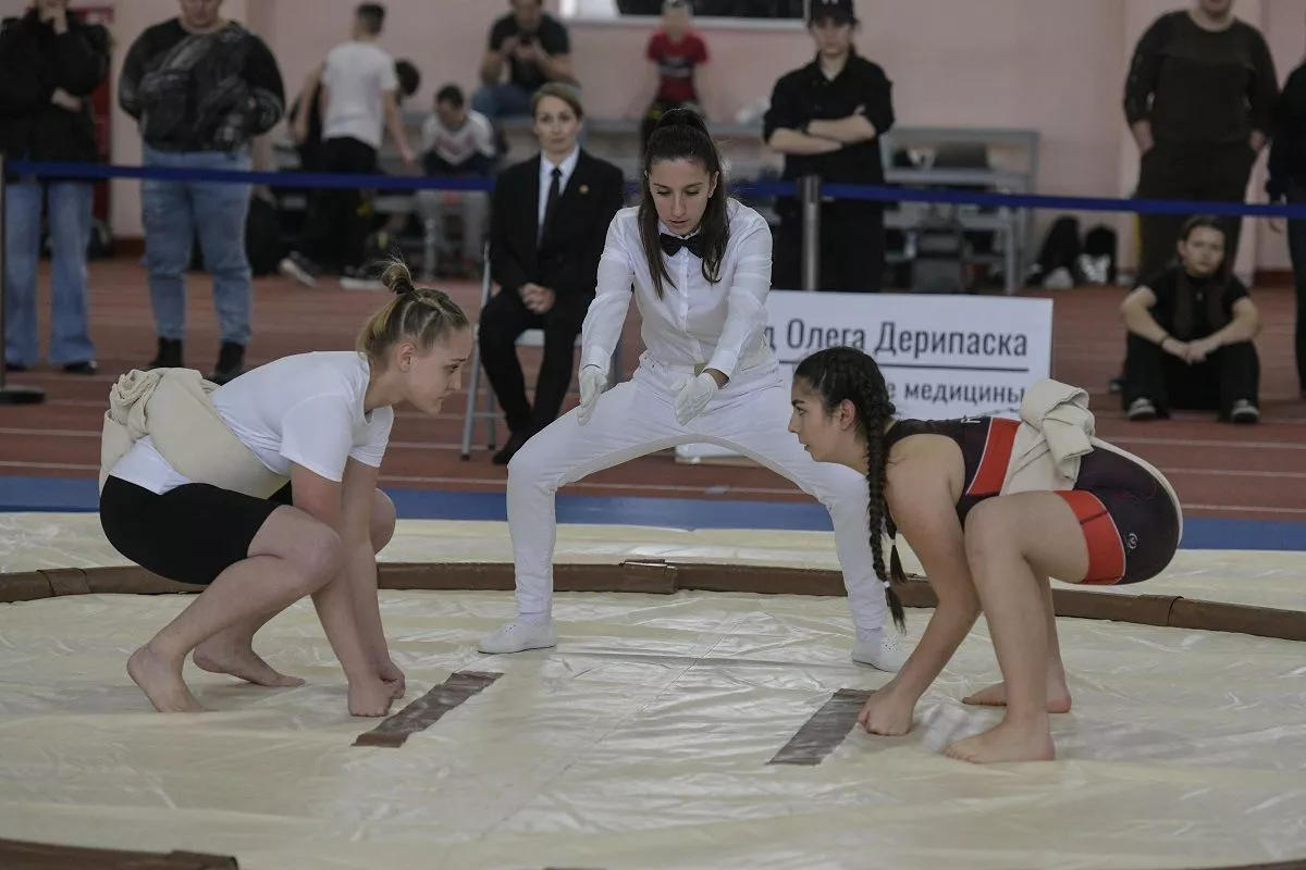 В отличие от Японии, где девушкам и женщинам запрещено даже приближаться к борцовскому кругу, в любительских турнирах по сумо участвует множество спортсменок.