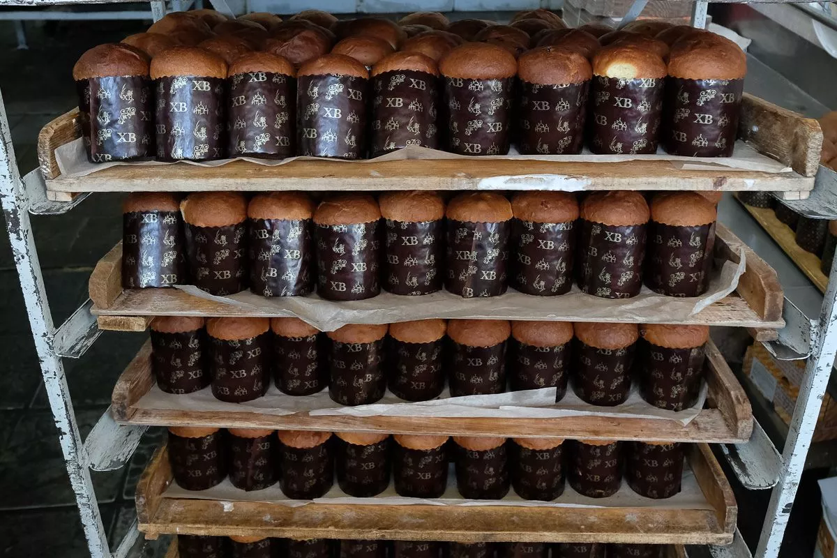 К Пасхе хлебзавод должен отправить на прилавки краснодарских магазинов 100 тысяч куличей.﻿ 