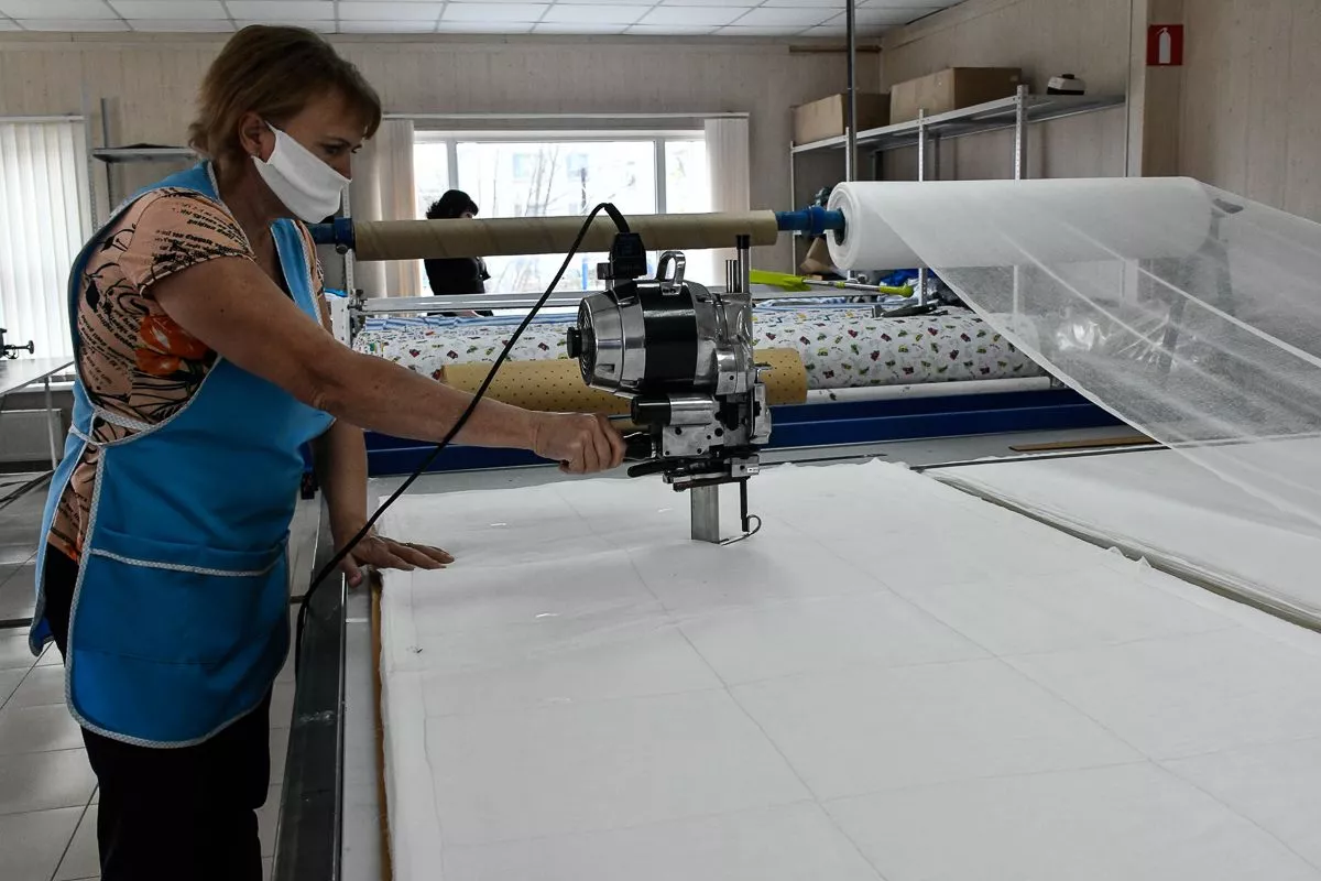 Здесь уже изготовили более 15 тыс. защитных повязок.