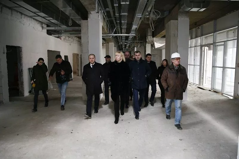 Анна Минькова в сопровождении заместителя главы Динского района Юрия Савенко осмотрела помещения будущего спортивного и актового залов, пищеблока, кабинетов физики и химии.