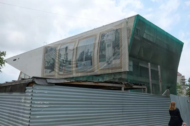 Изначально деньги на капитальный ремонт кинотеатра были заложены в краевую программу «Краснодару - столичный облик». Но средств хватило только на приведение в порядок железной девушки-Авроры.