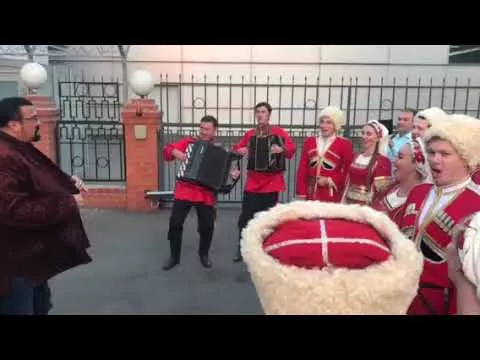 В Краснодаре актера Стивена Сигала встретили хлебом-солью