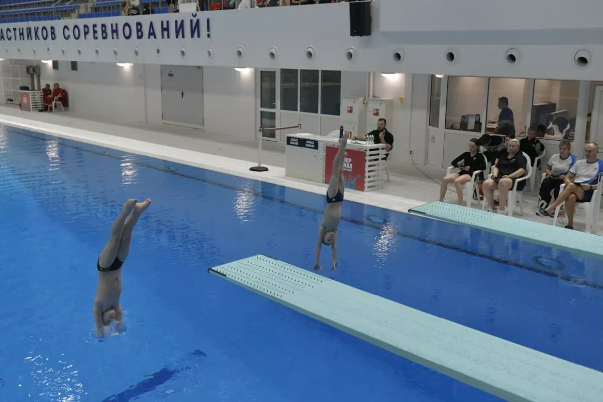 За выступлениями спортсменов следят сразу несколько судей. Одни оценивают технику, другие - пластичность участников.