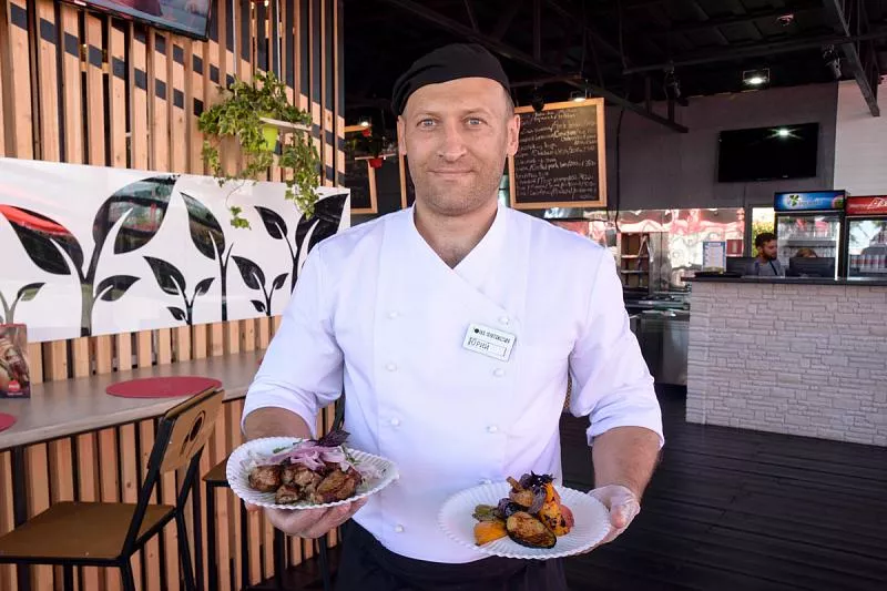 В эти дни в сочинских заведениях общепита появились специальные блюда для футбольных болельщиков.