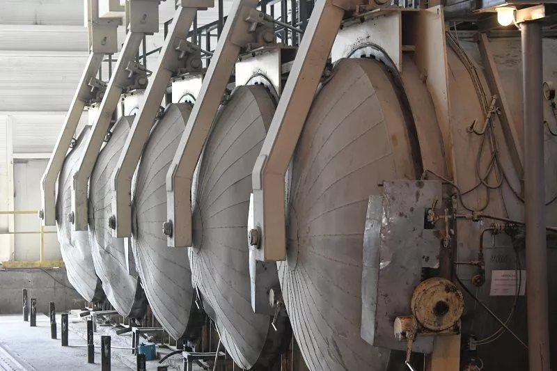 Для снижения затрат специалисты также поработали с рецептурами, сократили время созревания, время обработки в автоклавах. 