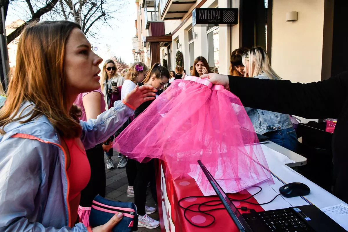 Краснодарцы пришли посмотреть на праздничный забег целыми семьями, а некоторые привели с собой и домашних питомцев