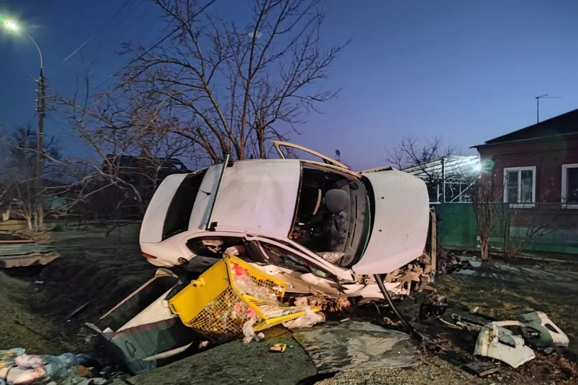 Автомобиль, из которого ребята помогли выбраться заблокированным в нем женщине и ребенку.  