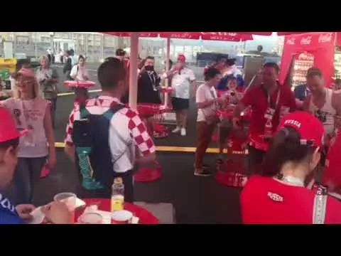 Болельщики России и Хорватии спели Катюшу перед матчем ЧМ
