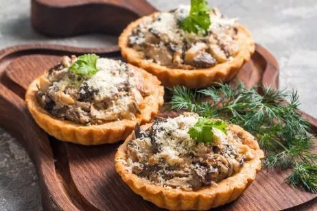 Нежный жульен в тарталетках — ТОП закуска к празднику: 15 минут в духовке, и кремовая начинка тает во рту