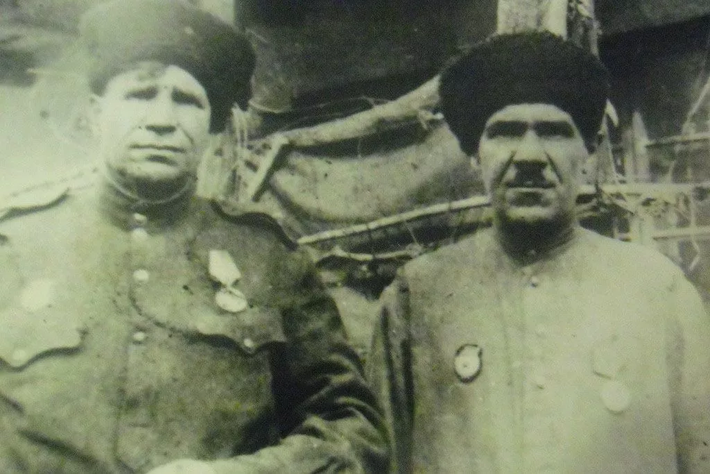 Казаки-гвардейцы из станицы Новоивановской братья Николай (слева) и Максим Молчановы, имена которых открыл в своей новой книге землякам Иван Бойко.