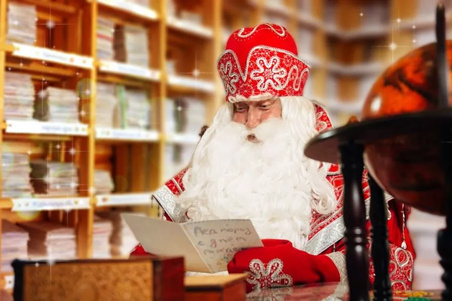 Можно за плату заказать ответное письмо от Деда Мороза или бандероль с подарком. 