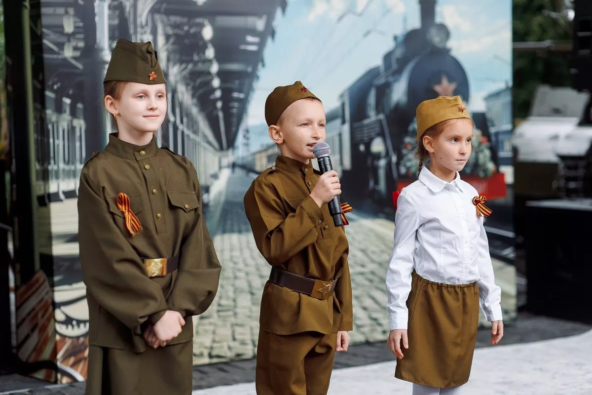 Выступления маленьких артистов с песнями военных лет. 