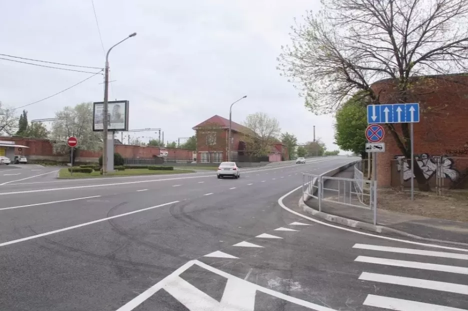 За время ремонта Суворовского путепровода здесь частично заменили балки пролетного строения, отремонтировали бетонные поверхности, укрепили несущие конструкции, сделали гидроизоляцию и уложили новый асфальт, заменили тротуарные и бордюрные блоки.