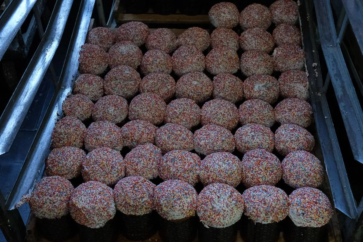 К Пасхе хлебзавод должен отправить на прилавки краснодарских магазинов 100 тысяч куличей.﻿ 