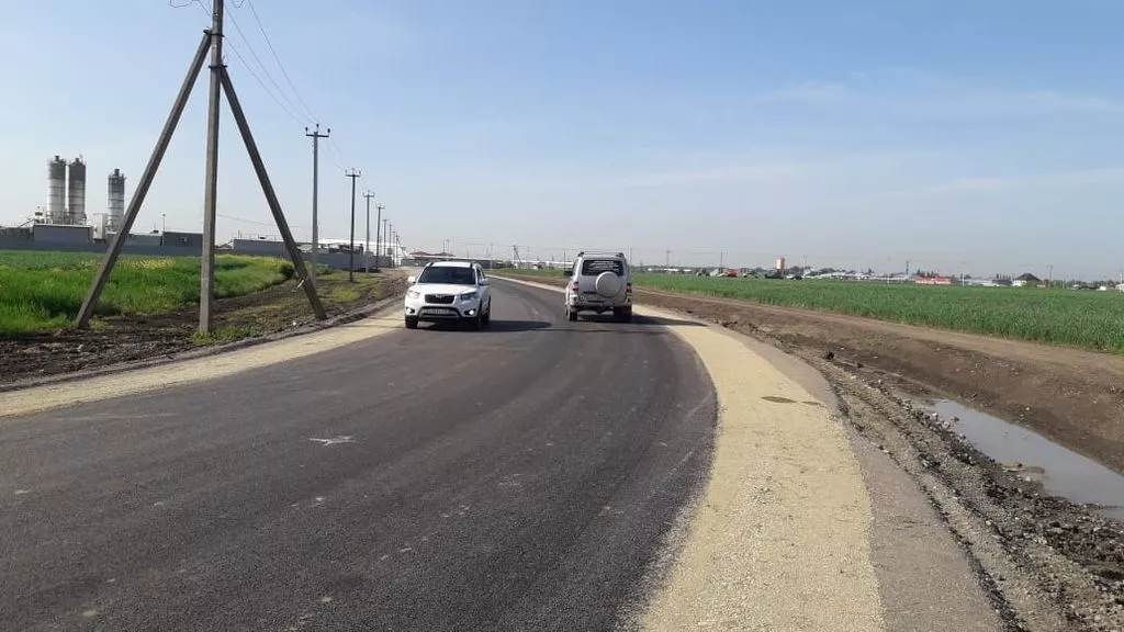 На участке протяженностью около 3 км специалисты уложили верхний слой асфальтобетонного покрытия. На участке протяженностью около 3 км специалисты уложили верхний слой асфальтобетонного покрытия.