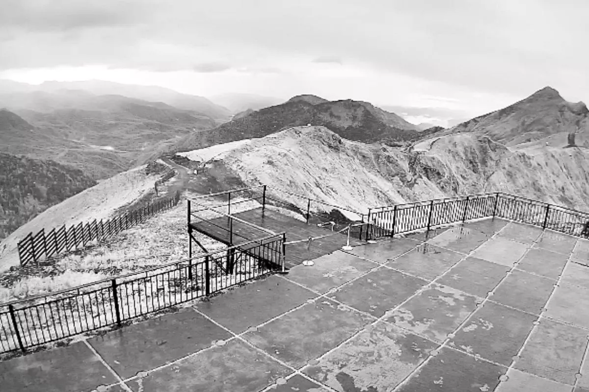 Роза Пик. 2320 метров. Вид на горнолыжную трассу «Тритон». Роза Пик. 2320 метров. Вид на горнолыжную трассу «Тритон».