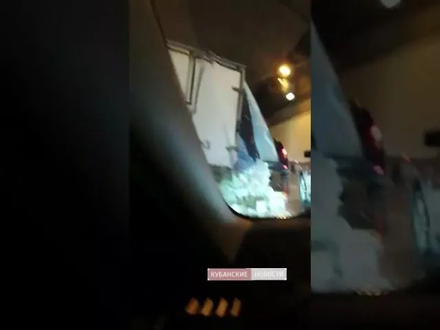 Легковушка и фура с пивом столкнулись в Сочи. 31 января