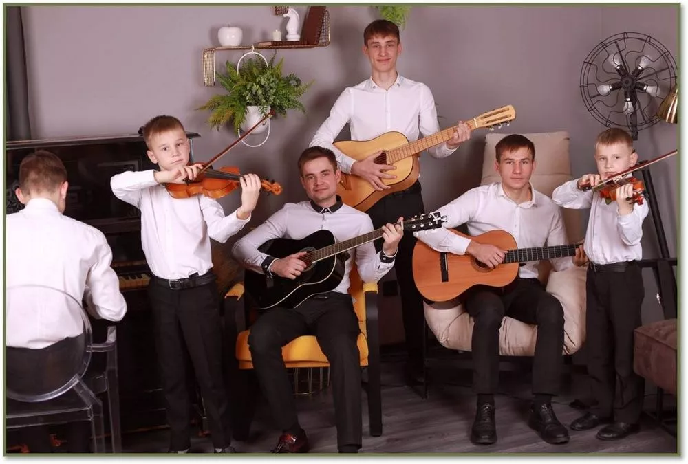Дети в семье Солодовниковых поют, рисуют, играют на музыкальных инструментах.
