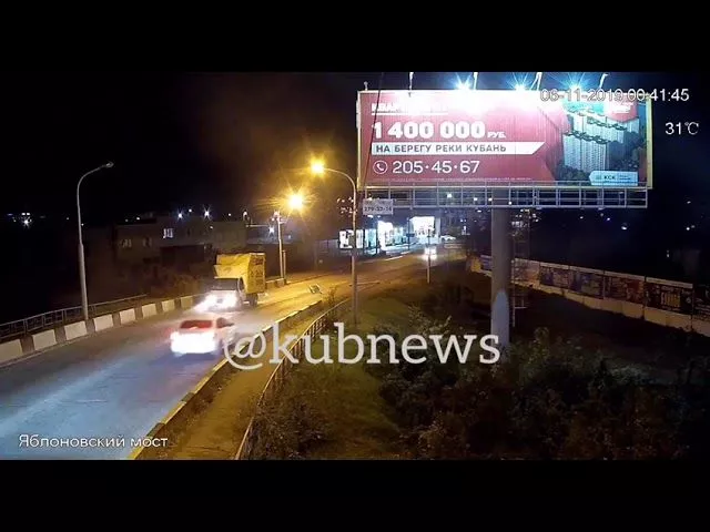 Газель снесла габаритную рамку на Яблоновском мосту