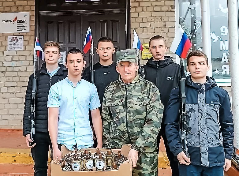 Атаман Андреевского ХКО Сергей Грязнов и учащиеся МБОУ СОШ № 8 изготавливают окопные свечи. Атаман Андреевского ХКО Сергей Грязнов и учащиеся МБОУ СОШ № 8 изготавливают окопные свечи.