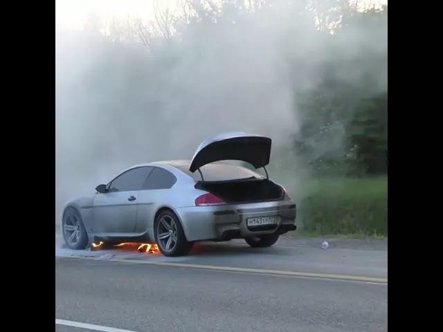 Горящий автомобиль