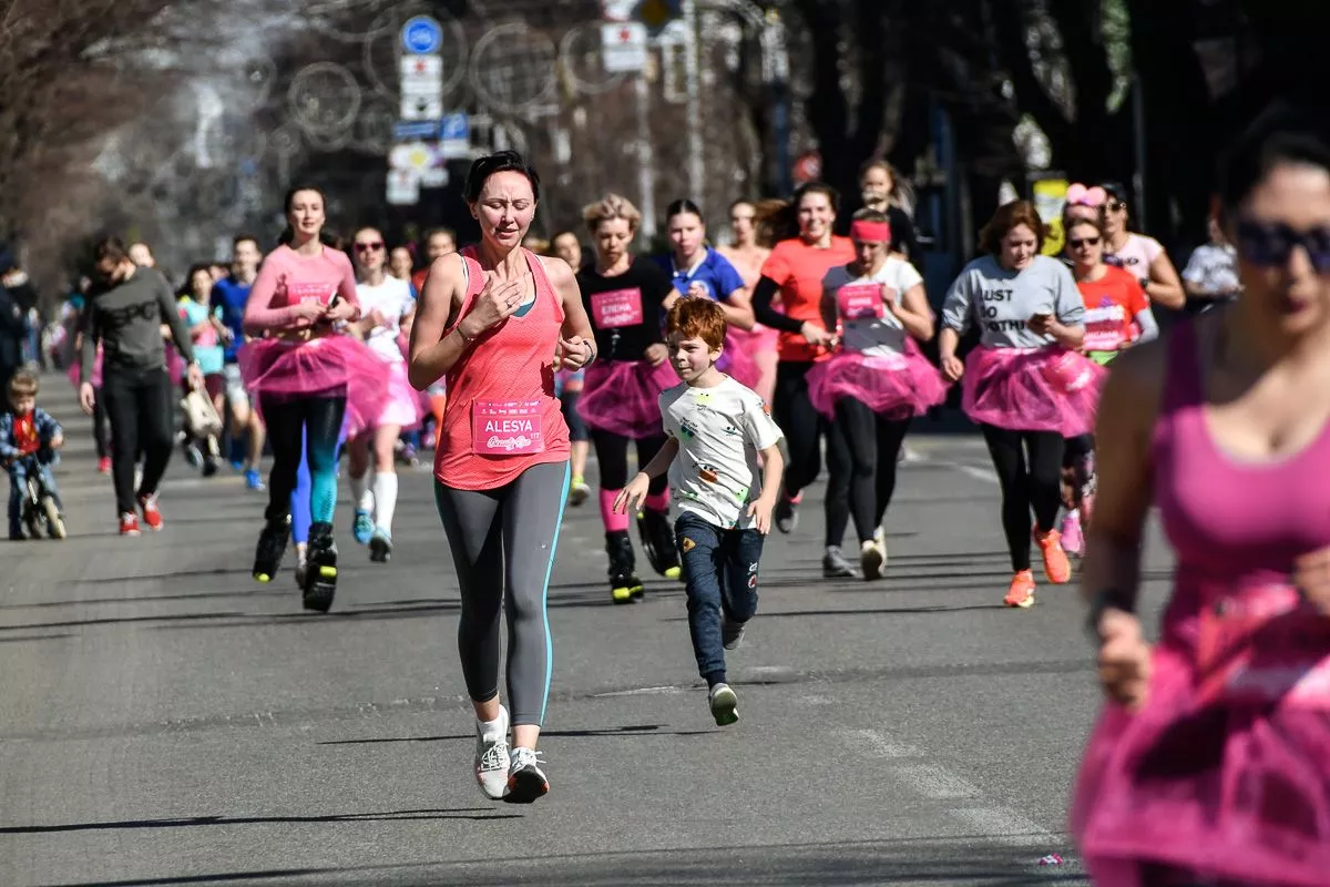 Массовая пробежка на три километра, организованная сетью магазинов «Высшая Лига»