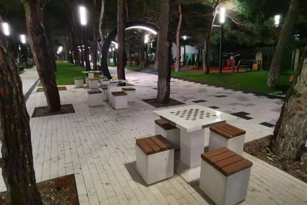 В Кабардинке по нацпроекту «Жилье и городская среда» завершили благоустройство сквера.