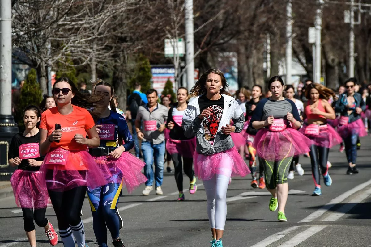 Массовая пробежка на три километра, организованная сетью магазинов «Высшая Лига»