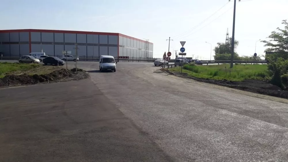 На участке протяженностью около 3 км специалисты уложили верхний слой асфальтобетонного покрытия. На участке протяженностью около 3 км специалисты уложили верхний слой асфальтобетонного покрытия.