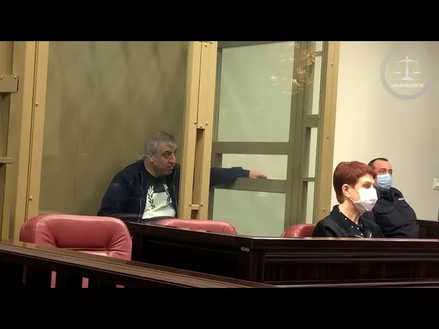 Подсудимый, обвиняемый в занятии высшего положения в преступной иерархии, останется под стражей