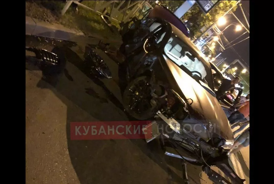 Автомобиль в аварии пострадал серьёзно. Автомобиль в аварии пострадал серьёзно.