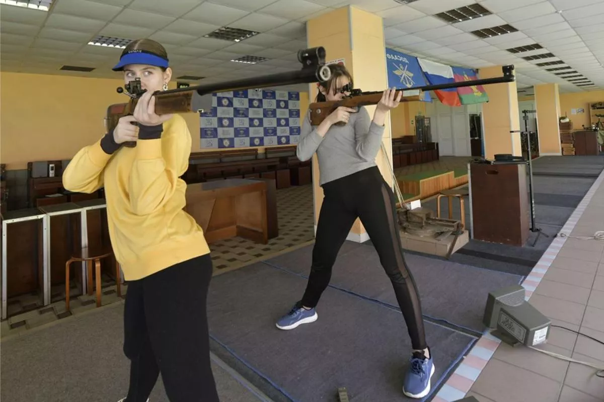 Чтобы повысить устойчивость при стрельбе, спортсмены должны делать силовые упражнения. Чтобы повысить устойчивость при стрельбе, спортсмены должны делать силовые упражнения.