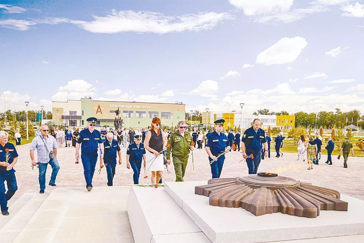 К Вечному огню военно-патриотического центра «Патриот» ложатся цветы в память о героях, погибших за Родину.