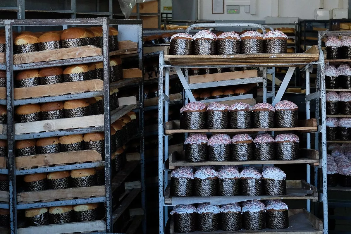К Пасхе хлебзавод должен отправить на прилавки краснодарских магазинов 100 тысяч куличей.﻿ 