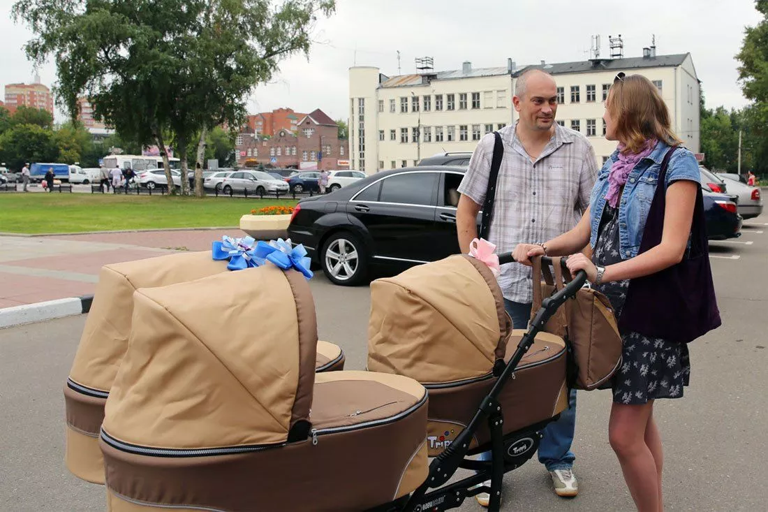 По Трудовому кодексу, если женщина работает неполное рабочее время, находясь в декрете, она может получать заработную плату. 