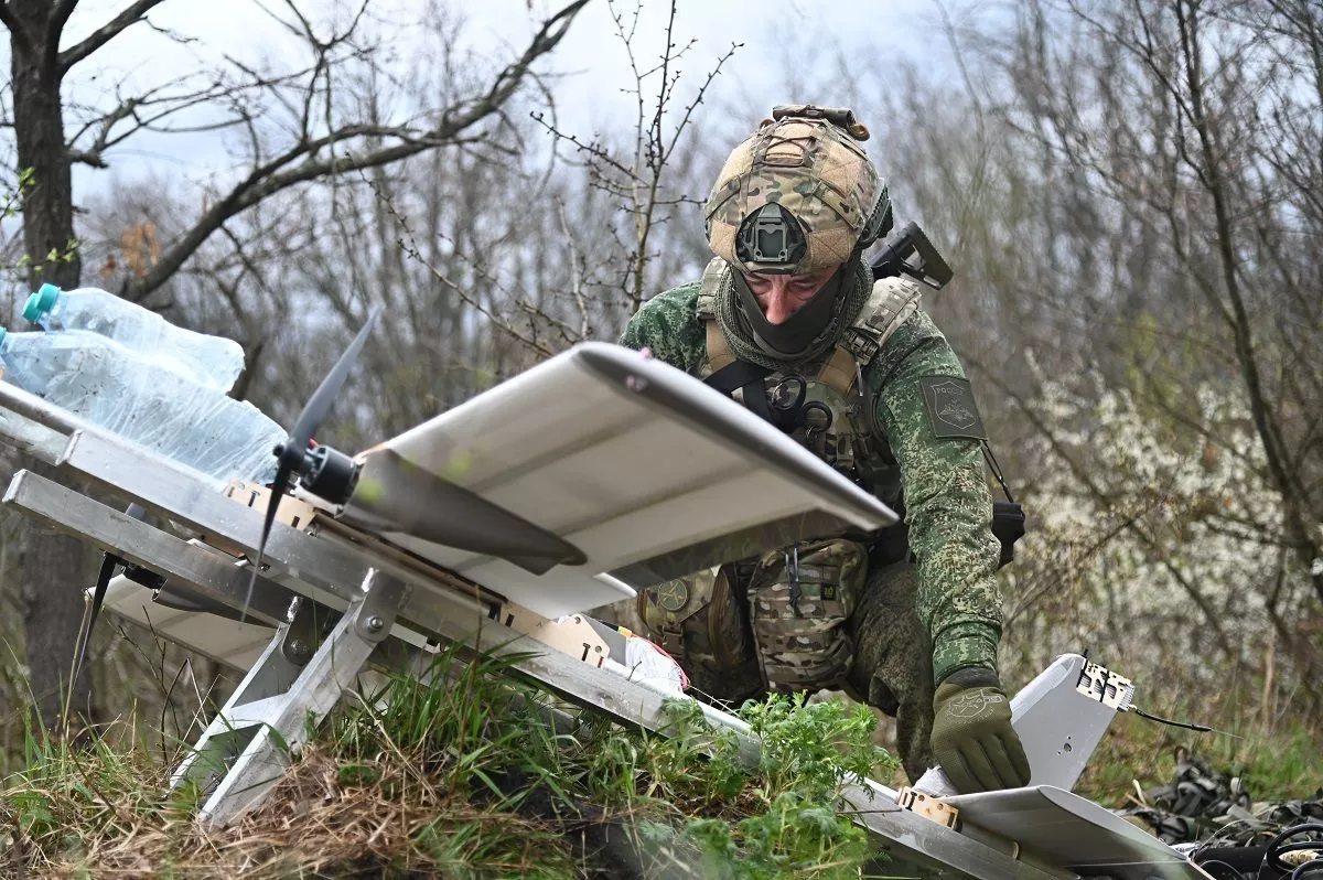 Беспилотники самолетного типа улетают на десятки километров и несут до 7 килограммов взрывчатки или зажигательной смеси. Беспилотники самолетного типа улетают на десятки километров и несут до 7 килограммов взрывчатки или зажигательной смеси.