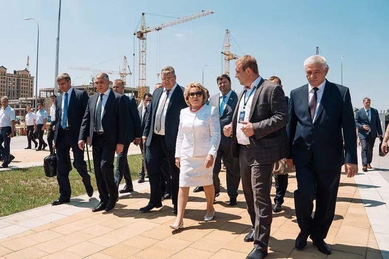 Валентина Матвиенко высоко оценила новые общественные пространства и отметила, что для жителей созданы максимально комфортные условия.