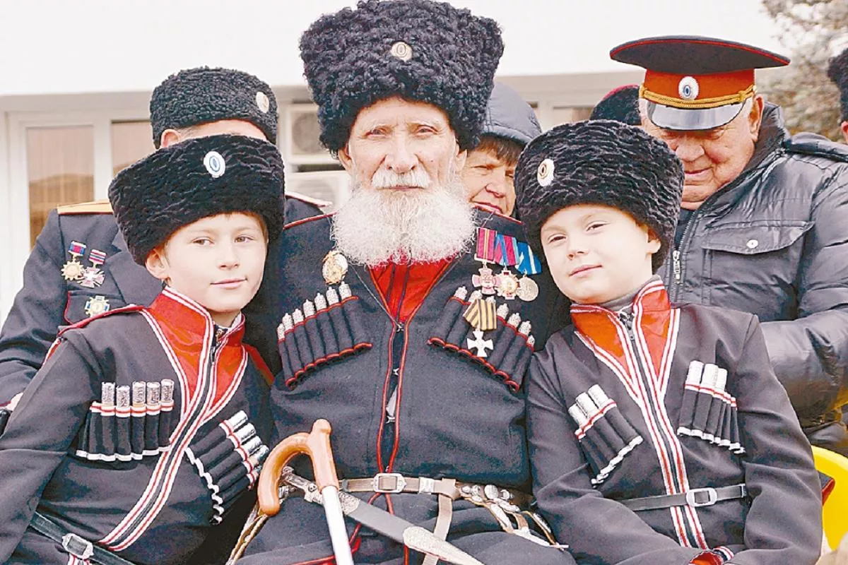 Уроки истории - не в учебниках, а в рассказах ки истории - не в у старшего поколения.