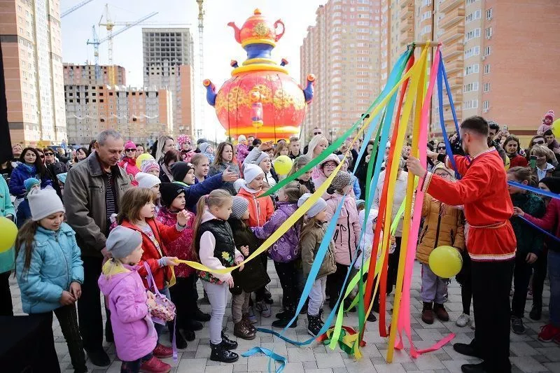 Праздник в «Губернском» прошел в лучших традициях народных уличных гуляний – со скоморохами, ходулистами и народными забавами.