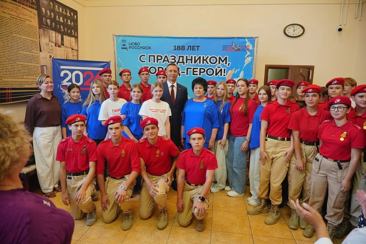 Праздничное фото на память: юнармейцы Новороссийска с главой города-героя Андреем Кравченко. Праздничное фото на память: юнармейцы Новороссийска с главой города-героя Андреем Кравченко.