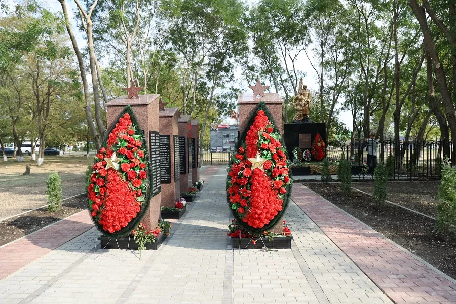 Общий вид восстановленного мемориала «Братская могила» после открытия.