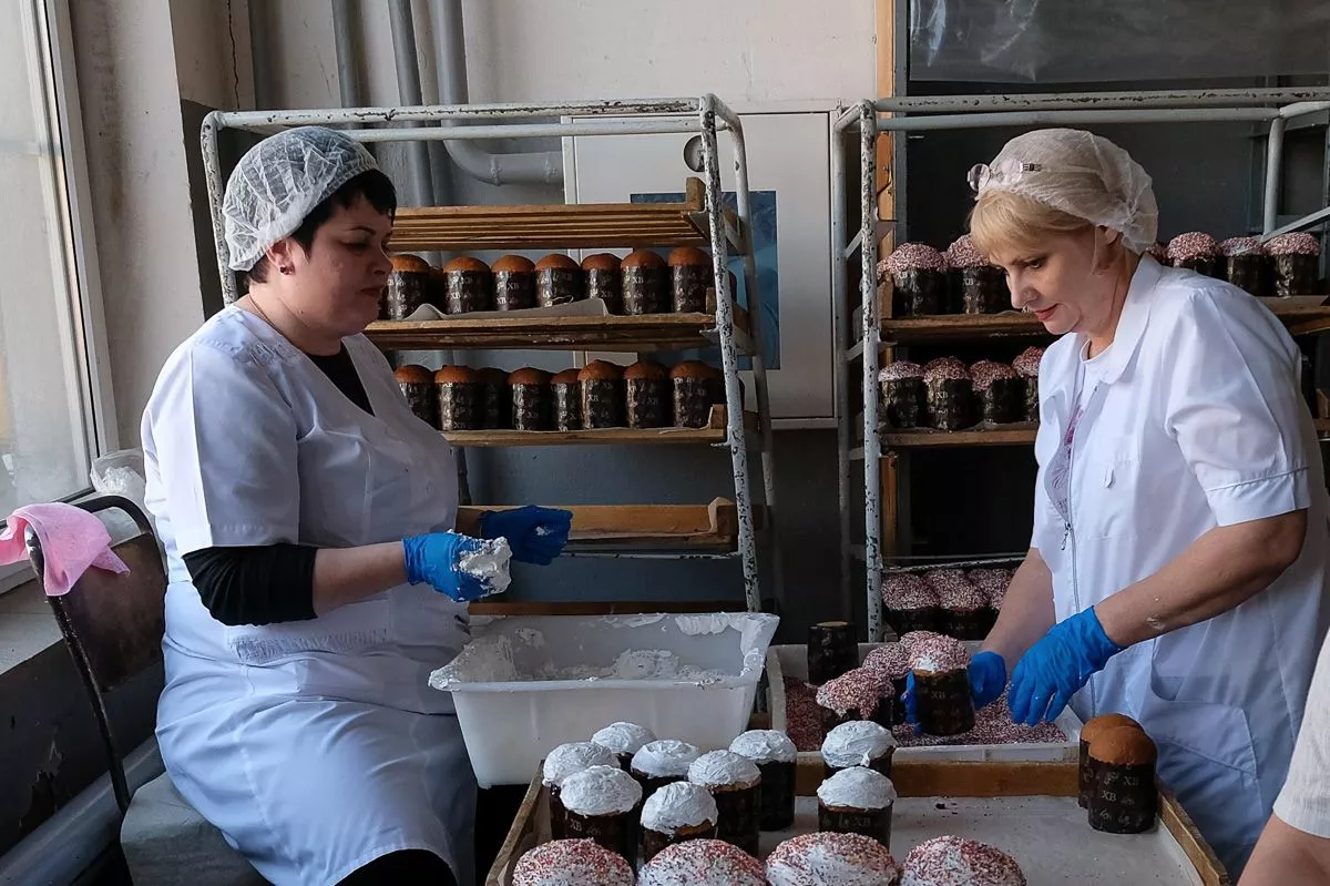 К Пасхе хлебзавод должен отправить на прилавки краснодарских магазинов 100 тысяч куличей.﻿ 