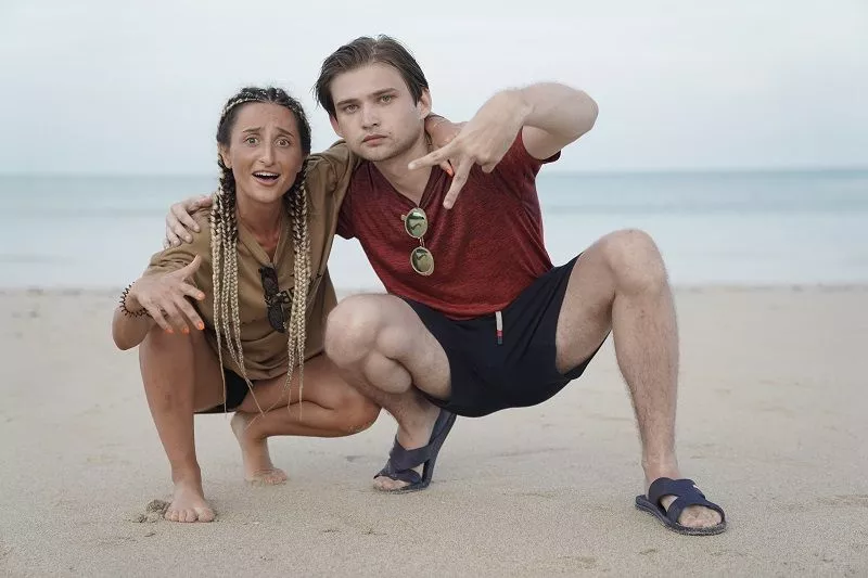 В новом реалити-шоу «Остров героев» популярные блогеры отправляются на необитаемый остров, чтобы попробовать неделю выжить в экстремальных условиях: без еды, крова и интернета.