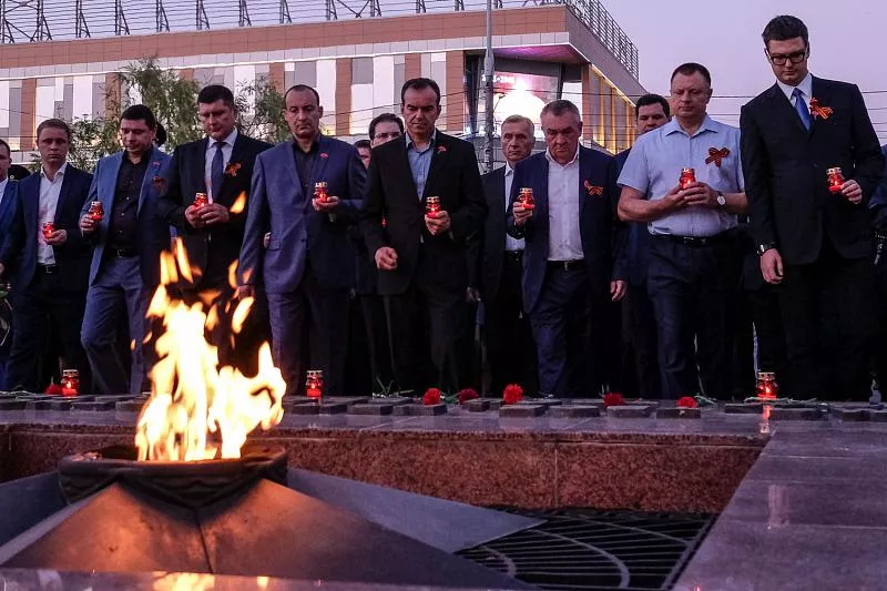 В Краснодаре вместе с горожанами горящие свечи к мемориалу Вечного огня в память о погибших в Великой Отечественной войне принесли губернатор края Вениамин Кондратьев, председатель ЗСК Юрий Бурлачко, глава Краснодара Евгений Первышов. В Краснодаре вместе с горожанами горящие свечи к мемориалу Вечного огня в память о погибших в Великой Отечественной войне принесли губернатор края Вениамин Кондратьев, председатель ЗСК Юрий Бурлачко, глава Краснодара Евгений Первышов.