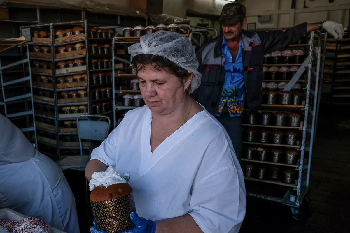 К Пасхе хлебзавод должен отправить на прилавки краснодарских магазинов 100 тысяч куличей.﻿ 