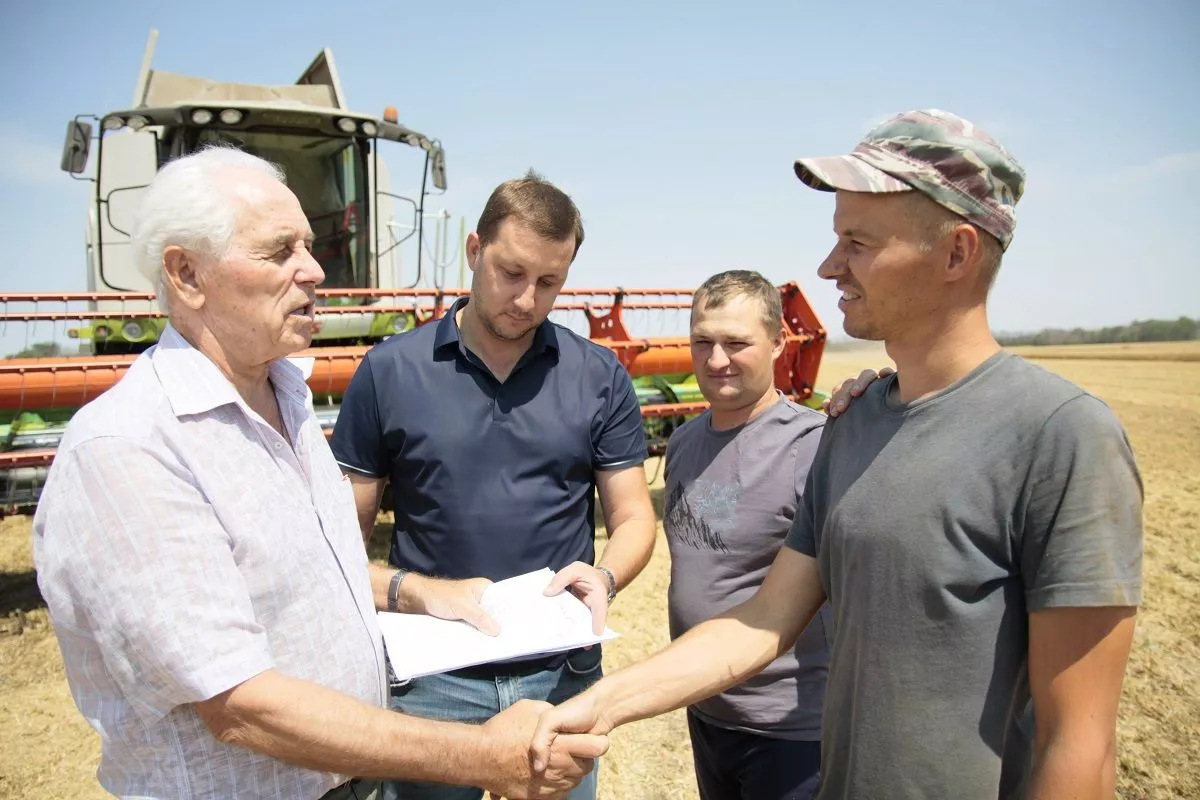 Председатель районной организации профсоюза работников АПК Виктор Арсентьев, директор агропредприятия из станицы Фастовецкой Александр Василяка, передовик жатвы Андрей Тыртышный и его брат Денис Тыртышный. Председатель районной организации профсоюза работников АПК Виктор Арсентьев, директор агропредприятия из станицы Фастовецкой Александр Василяка, передовик жатвы Андрей Тыртышный и его брат Денис Тыртышный.